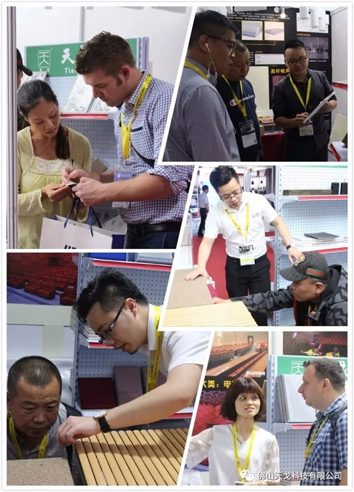 天戈向参展人员介绍公司产品