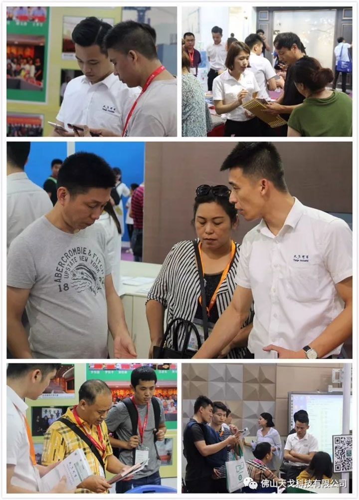 天戈向客户介绍产品