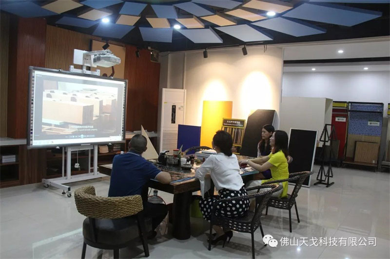 黄董陪同会长兰芳观看我司宣传视频