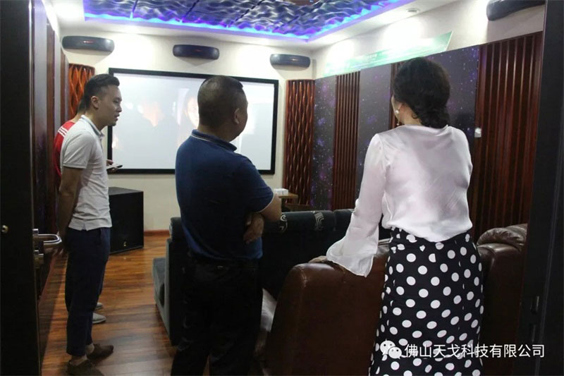 黄董陪同会长兰芳参观我司家庭影院体验厅